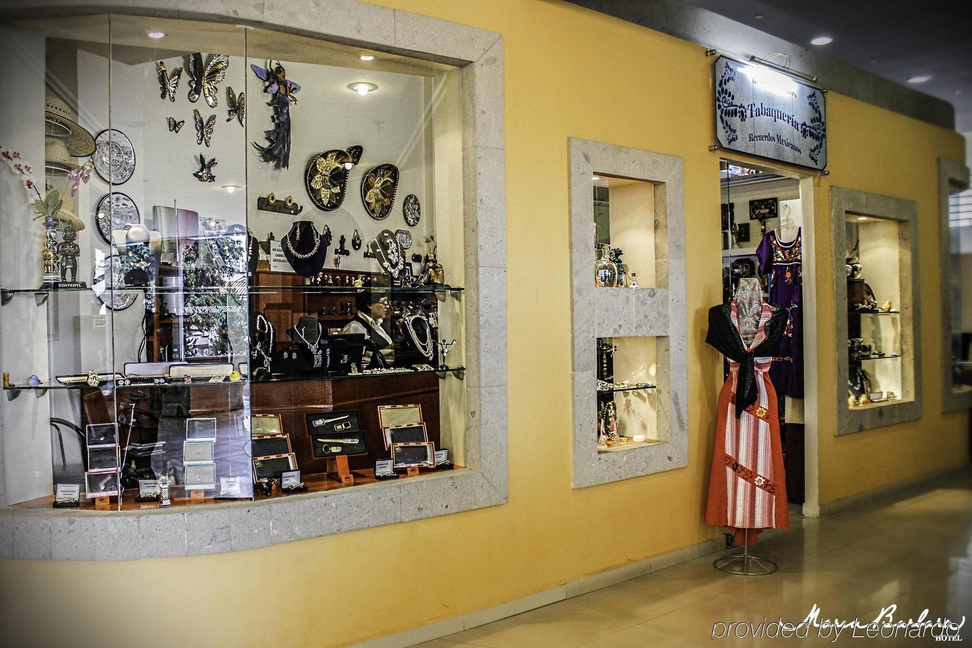 Krystal Satelite Maria Barbara Hotel Tlalnepantla  Luaran gambar Souvenir shop at the airport